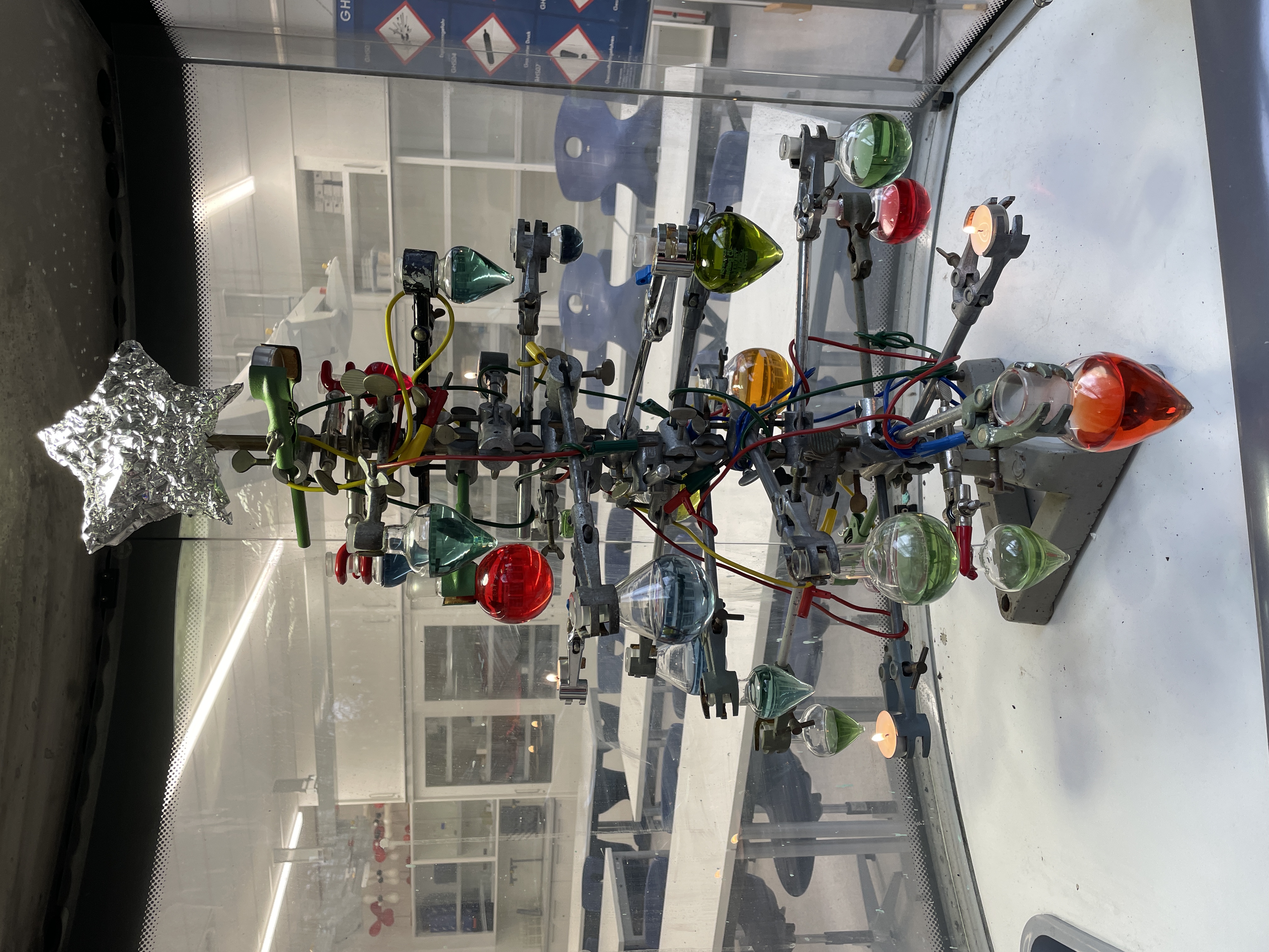 Der "Chemistree" des Chemie-Leistungsfaches. Bunte Kugeln aus chemischen Lösungen.